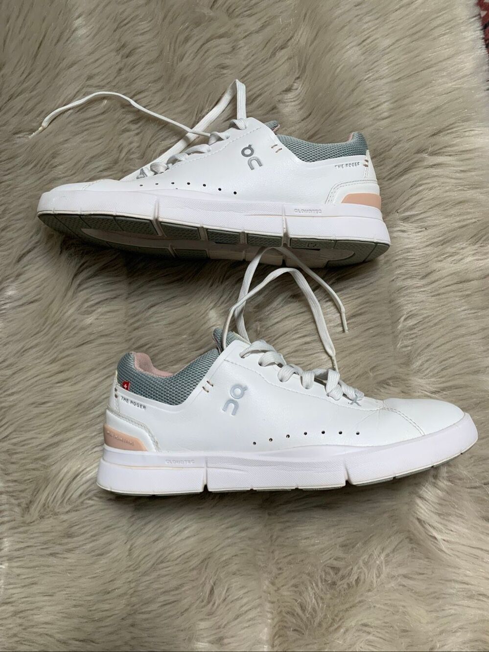 On Running THE ROGER Advantage Shoes In White Rose (48.99454) Women's Size 8.5